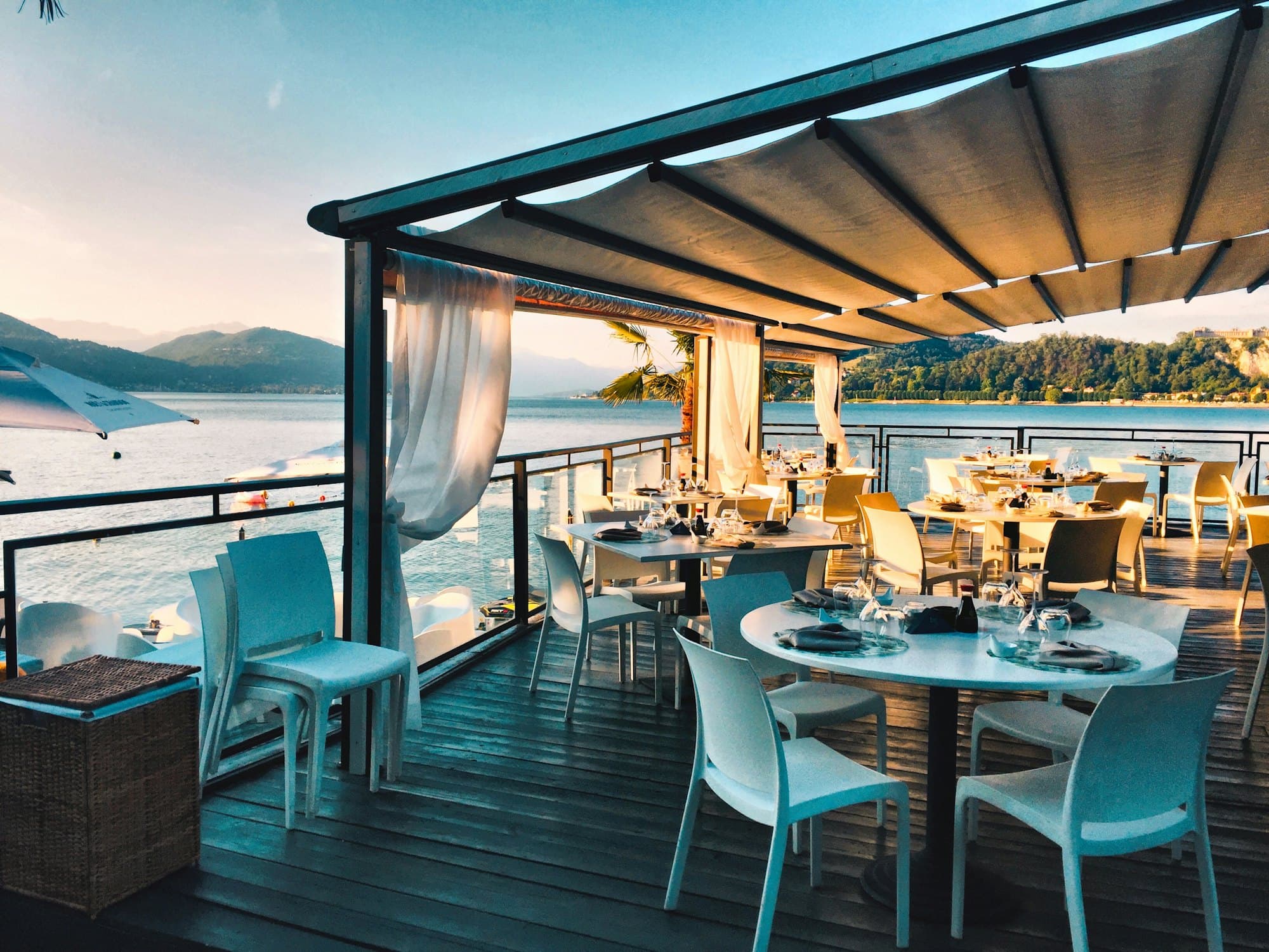Deck de restaurante de frente para o mar